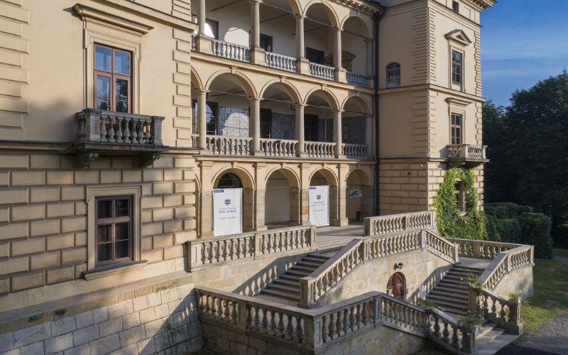 Zdjęcie przedstawia budynek willi decjusza z zewnątrz