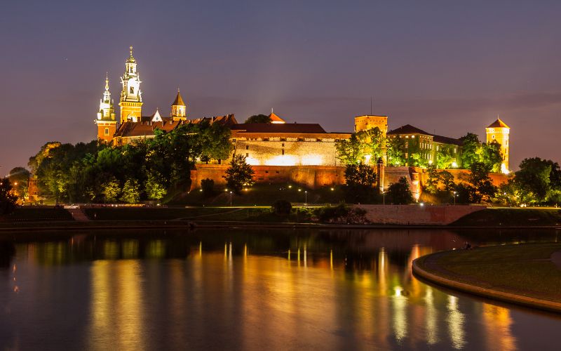 Zdjęcie przedstawia zamek królewski na wawelu nocą