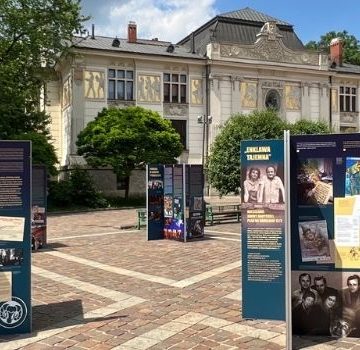 Legenda Piwnicy pod Baranami na Placu Szczepańskim. Plenerowa wystawa na 70-lecie kabaretu