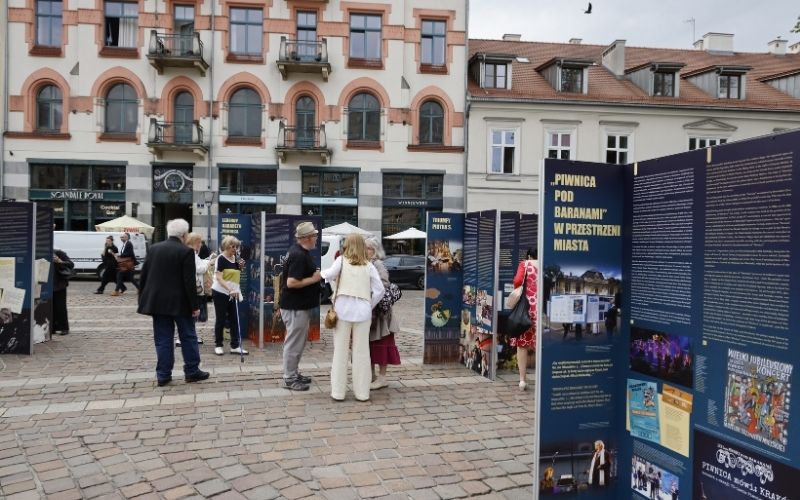 Legenda Piwnicy pod Baranami na Placu Szczepańskim. Plenerowa wystawa na 70-lecie kabaretu panorama