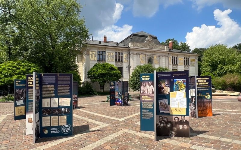 Legenda Piwnicy pod Baranami na Placu Szczepańskim. Plenerowa wystawa na 70-lecie kabaretu w Krakowie
