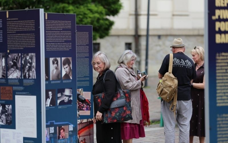 Legenda Piwnicy pod Baranami na Placu Szczepańskim. Plenerowa wystawa na 70-lecie kabaretu z turystami