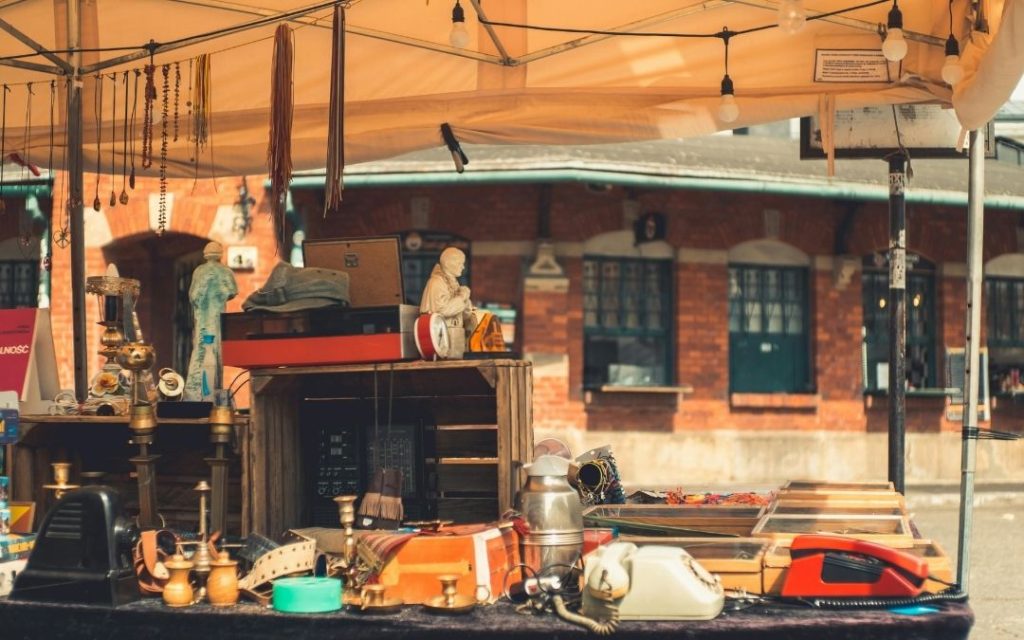 Sukiennice i Rynek Główny w Krakowie widziane spod arkad