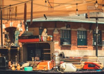 Sukiennice i Rynek Główny w Krakowie widziane spod arkad