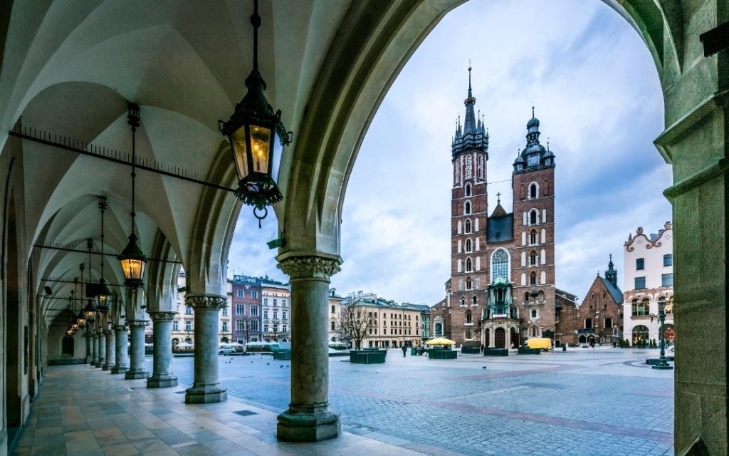 Sukiennice i Rynek Główny w Krakowie widziane spod arkad w pochmurny dzień