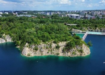 Zakrzówek zamknięty tuż po starcie sezonu. W wodzie pojawiła się tajemnicza substancja