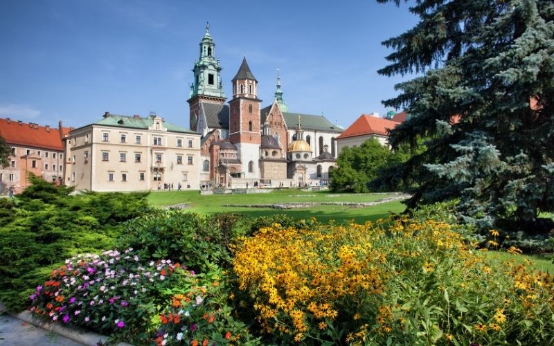 Historia zakwitła na Wawelu. Latem warto zajrzeć do Ogrodów Królewskich