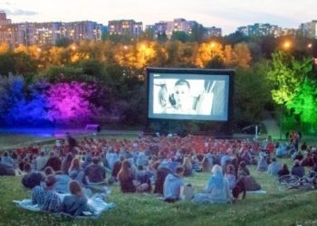 Kina plenerowe w Krakowie 2026. Gdzie oglądać filmy pod chmurką?