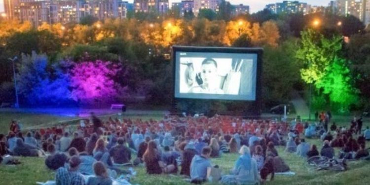 Kina plenerowe w Krakowie 2026. Gdzie oglądać filmy pod chmurką?