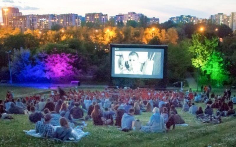 Kina plenerowe w Krakowie 2026. Gdzie oglądać filmy pod chmurką?