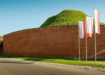 Kraków latem zachwyca. Zielone miejsca, atrakcje i kąpieliska na upalne dni