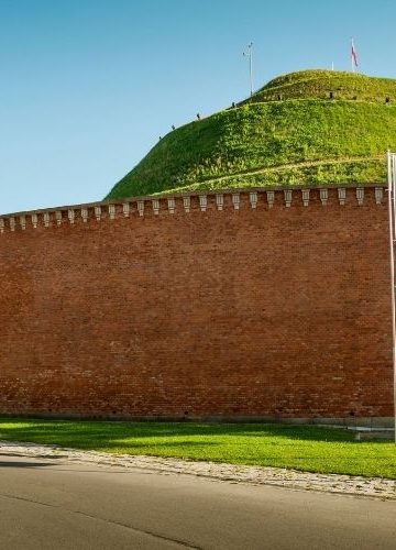Kraków latem zachwyca. Zielone miejsca, atrakcje i kąpieliska na upalne dni