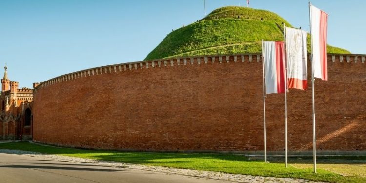 Kraków latem zachwyca. Zielone miejsca, atrakcje i kąpieliska na upalne dni