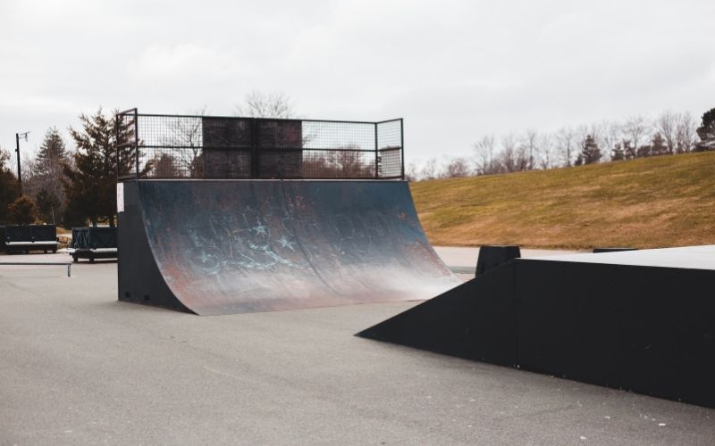 Skateparki w Krakowie. Gdzie jeździć na deskorolce, BMX-ie i hulajnodze?