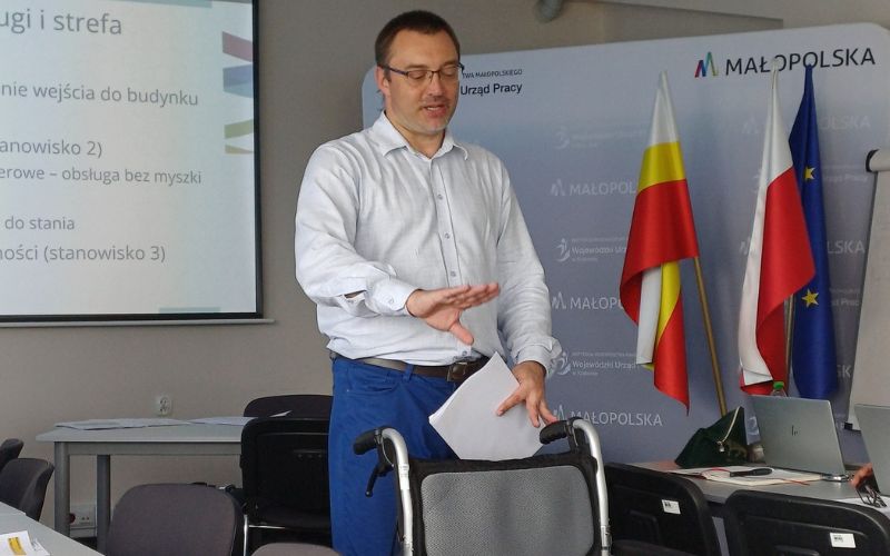 Zdjęcie przedstawia mężczyznę, który szkoli się