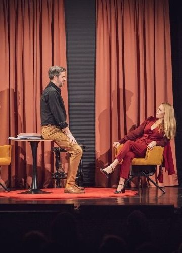 Teatr Praska 52 zaprasza na jesień pełną komedii. Repertuar na wrzesień i październik 2026