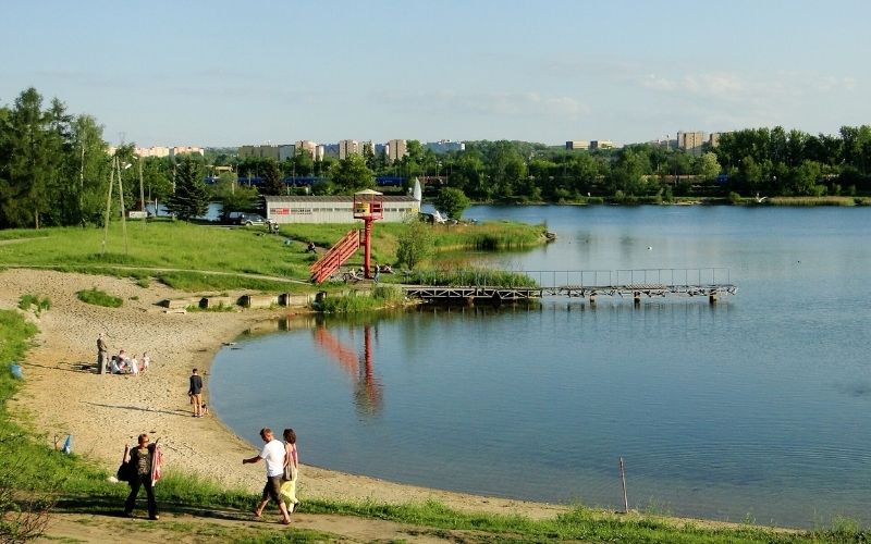 Kraków bez morza, ale z plażami. Gdzie iść na piasek, trawę i kąpiel?