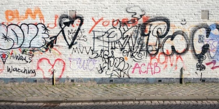 Kraków dopłaci do czystych elewacji. Właściciele zabytków mogą usunąć graffiti z miejskim wsparciem