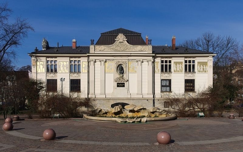 Kraków ogłosił konkurs ofert. Plac Szczepański może zamienić się w świąteczną strefę dla dzieci.