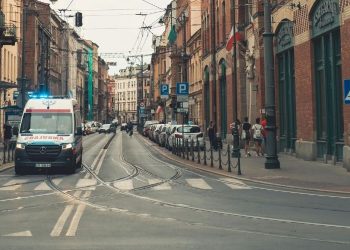 Mały smok, duża pomoc. Straż miejska rozdaje opaski dla dzieci w Krakowie
