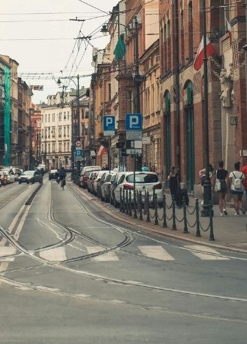 Mały smok, duża pomoc. Straż miejska rozdaje opaski dla dzieci w Krakowie