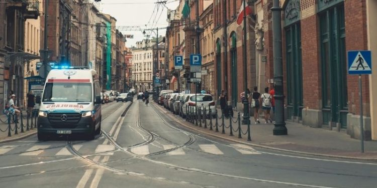 Mały smok, duża pomoc. Straż miejska rozdaje opaski dla dzieci w Krakowie