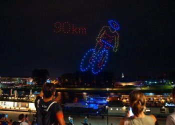 Nocny spektakl pod Wawelem. Setki dronów rozświetliły niebo nad Wisłą