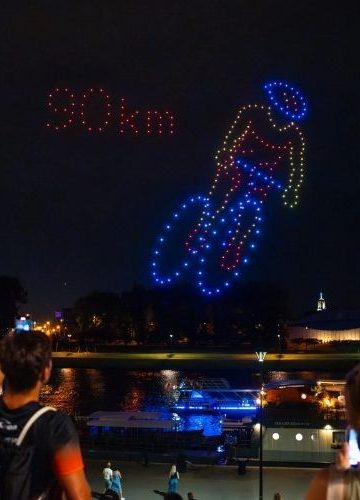 Nocny spektakl pod Wawelem. Setki dronów rozświetliły niebo nad Wisłą