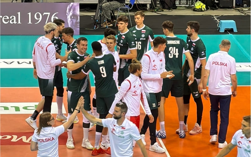 Siatkarze reprezentacji Polski zgromadzeni na boisku podczas XXIII Memoriału Wagnera 2026 w TAURON Arenie w Krakowie