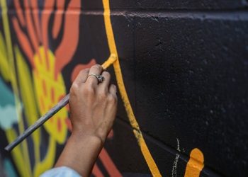 Wajda z kamerą i krakowskie legendy. Dwa wyjątkowe murale zmienią ściany miasta