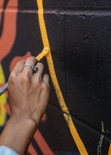 Wajda z kamerą i krakowskie legendy. Dwa wyjątkowe murale zmienią ściany miasta