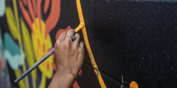 Wajda z kamerą i krakowskie legendy. Dwa wyjątkowe murale zmienią ściany miasta