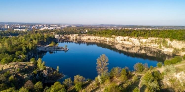 Zakrzówek przeżywa letnie oblężenie. Tłumy szukają ochłody nad turkusową wodą