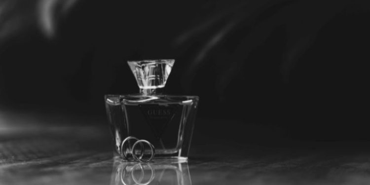 Perfumy niszowe – czym różnią się od popularnych zapachów i jak znaleźć swój?