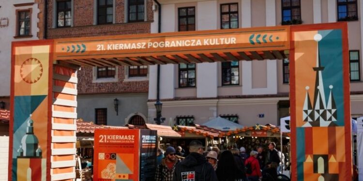 Kiermasz Pogranicza Kultur 2026 w Krakowie. Rękodzieło, muzyka i tradycje na Małym Rynku