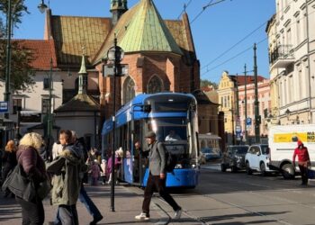 Wszystkich Świętych 2026 w Krakowie. Dodatkowe autobusy, tramwaje i zmiany przy cmentarzach