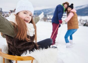 Aktywne ferie zamiast czasu przed ekranem – jak zainteresować dziecko sportami zimowymi?