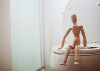 Jelita a siedzący tryb życia – czy brak ruchu może powodować zaparcia? Co jeść i pić, żeby poprawić regularność wypróżnień? Przeczytaj!